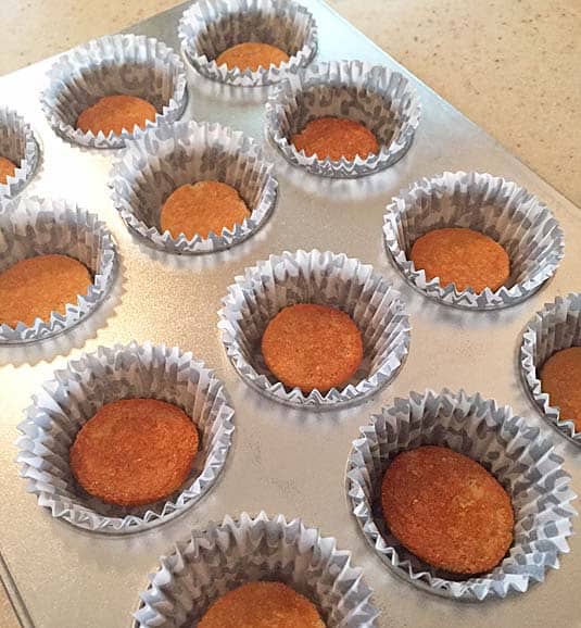 vanilla wafers as base of cheesecakes